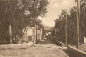 Entree village fontaine 1930